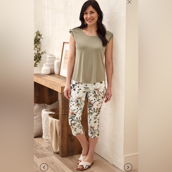 Laura/ pettiness/ Tropical Print Pull-On Capris Host Pick ⭐️ - Picture 3 of 8